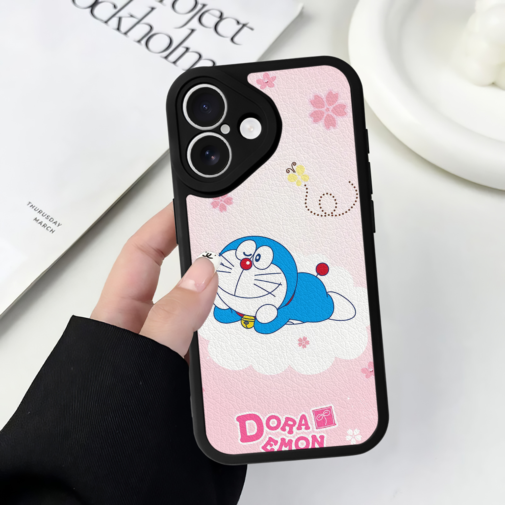 （画像用） ドラえもん Doraemon 【iPhone 16シリーズ対応】シリコンスマホケース（レザー調） 材質：シリコン